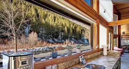River House - 4BD Riverfront, Hot Tub, Near SV Ski Lifts!