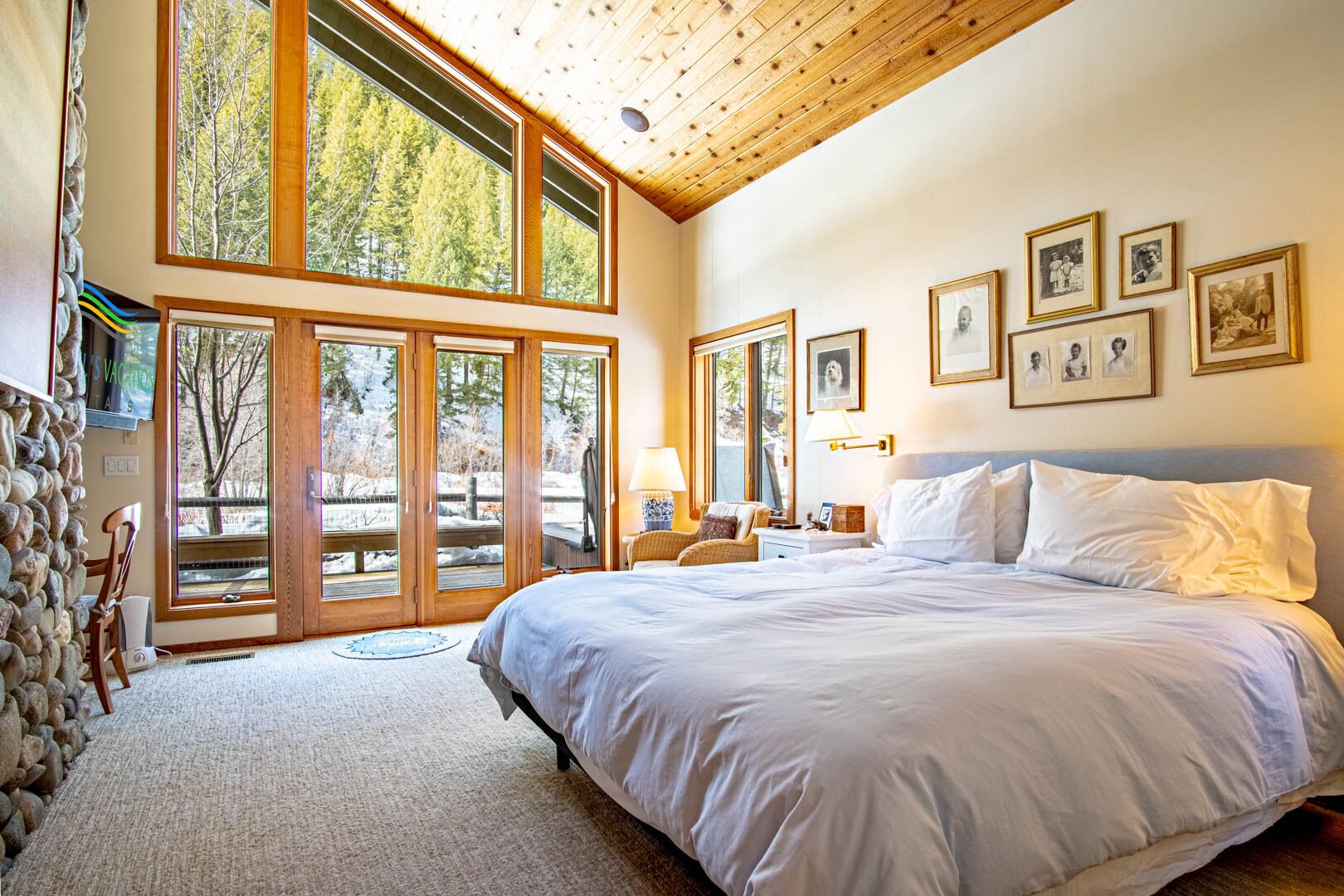 4 bedrooms, iron/ironing board, free WiFi, bed sheets