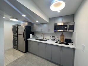 Frigorífic, microones, placa de cuina i bullidora elèctrica