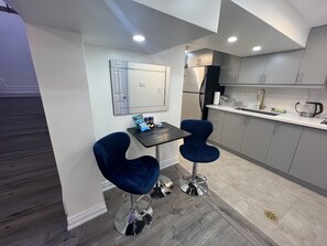 Réfrigérateur, micro-ondes, plaque de cuisson, bouilloire électrique