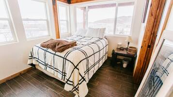 7 bedrooms, desk, travel crib, bed sheets