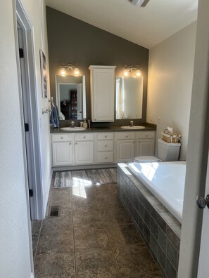 Jetted bath, hair dryer, towels, soap - Peaceful Home on 1 Acre, where wildlife roams free amidst scenic beauty (Missoula)