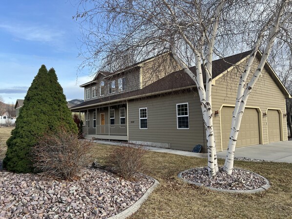 Exterior - Peaceful Home on 1 Acre, where wildlife roams free amidst scenic beauty (Missoula)