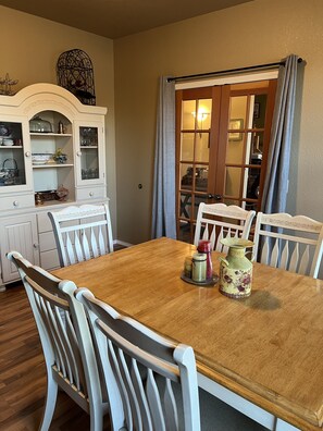 Dining - Peaceful Home on 1 Acre, where wildlife roams free amidst scenic beauty (Missoula)