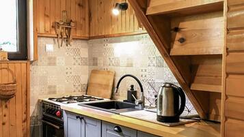 Refrigerador, horno, parrilla de estufa y cafetera y tetera
