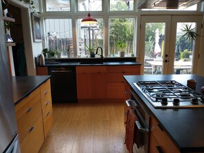 Refrigerador, microondas, horno, placa de cocina