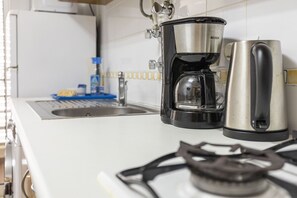 Geladeira, micro-ondas, fogão, chaleira elétrica