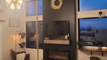 Una Smart TV, una chimenea