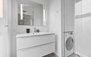 Shower - Awesome home in Otterup with WiFi (Otterup)