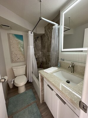 Hair dryer, towels, soap, shampoo - Inviting 2 bedroom/2 bathroom suite-sleeps 6 (Honolulu)