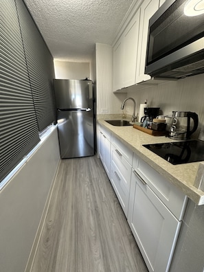 Refrigerador, microondas, placa de cocina, cafetera/tetera