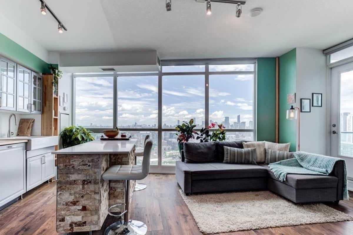 Comfort Condo | Ruang tamu | 55 inci sebuah televisyen pintar dengan digital, Netflix