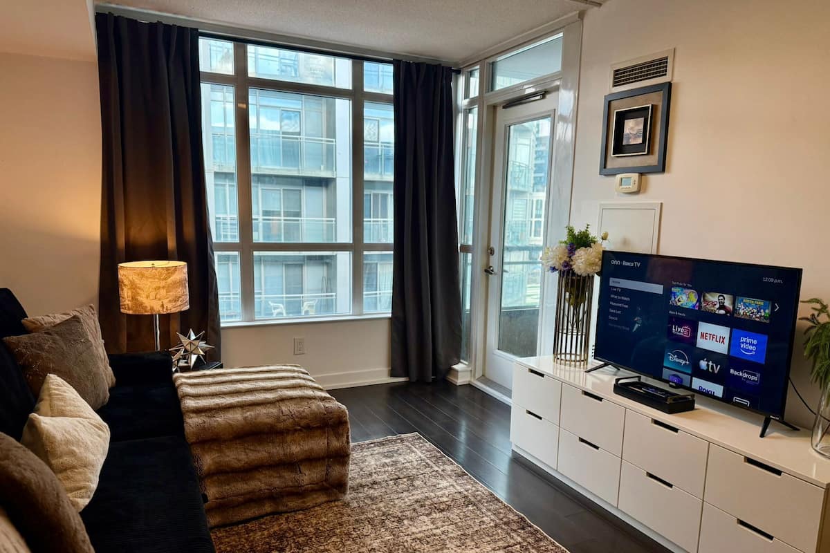 Apartamento Deluxe | Zona de estar | Smart TV de 55 pulgadas con canales digitales, Netflix