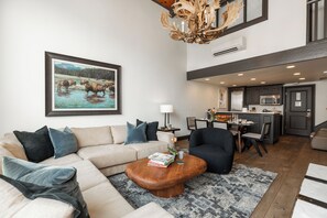 TV - Luxury 2-level Mountain Dwelling hot tub, spa and sauna access in Vail Village (Vail)