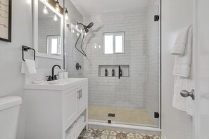 Douche, sèche-cheveux, serviettes fournies, savon