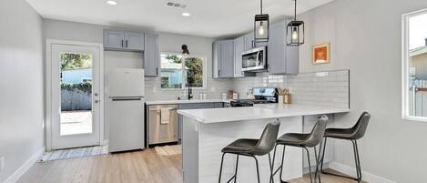 Micro-ondes, four, plaque de cuisson, lave-vaisselle