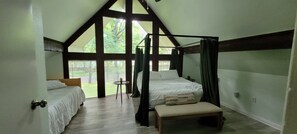4 habitaciones, escritorio y tabla de planchar con plancha 