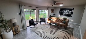 TV, fireplace, ping pong, books - Texas Evergreen Oasis WACO/Silos/Baylor: Pool, Spa, PingPong, Pets on 1/3 acre (Waco)