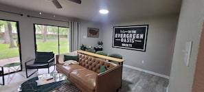 Televisión, chimenea, tenis de mesa y libros 