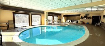 Renovated condo at MT Snow.  Shuttle, Pool, Hot Tub