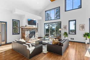Smart TV, fireplace, foosball, books - Embrace Coziness At Rudolph Ranch: Skiing, Hiking, Trail, Casino's. Pet friendly (Black Hawk)