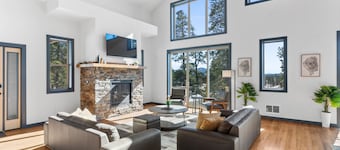 Embrace Coziness At Rudolph Ranch: Skiing, Hiking, Trail, Casino's. Pet friendly