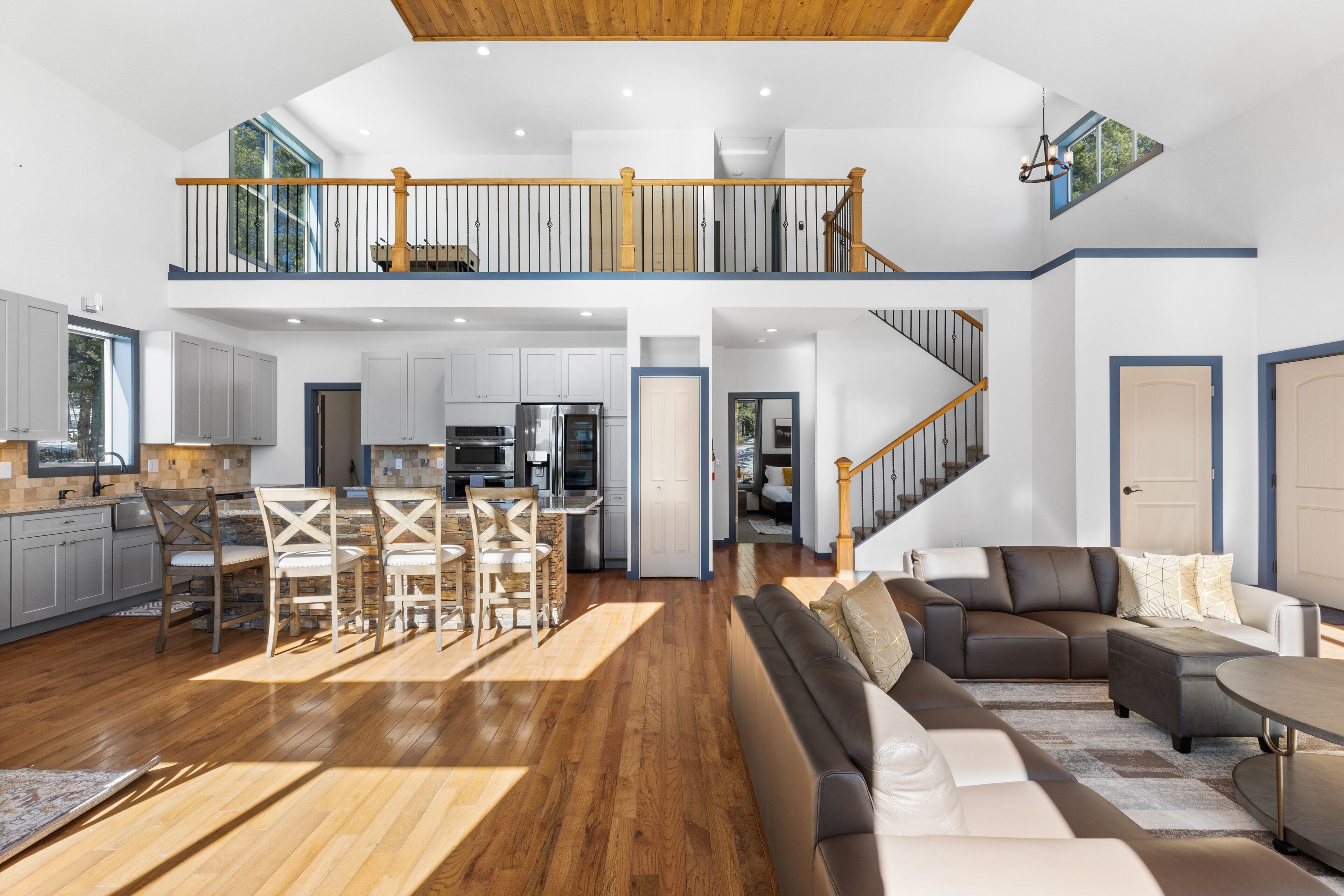 Smart TV, chimenea, futbolito, libros