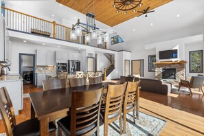 Dining - Embrace Coziness At Rudolph Ranch: Skiing, Hiking, Trail, Casino's. Pet friendly (Black Hawk)