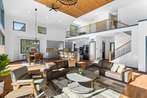 Smart TV, fireplace, table football, books - Embrace Coziness At Rudolph Ranch: Skiing, Hiking, Trail, Casino's. Pet friendly (Black Hawk)