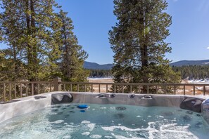 Outdoor spa tub - Embrace Coziness At Rudolph Ranch: Skiing, Hiking, Trail, Casino's. Pet friendly (Black Hawk)