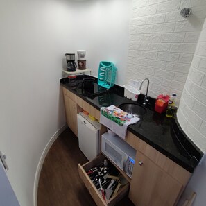 Microwave, stovetop, cookware/dishes/utensils