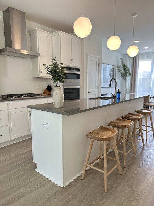 Fridge, microwave, oven, stovetop - Raleigh Urban Retreat (Raleigh)