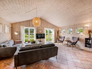 Fernseher, Kamin, Tischfußball