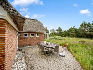 تناول الطعام بالخارج