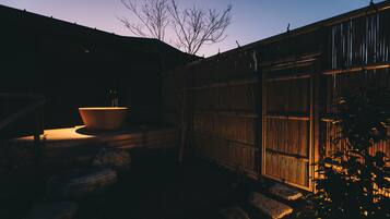 Separate bathtub and shower, rainfall showerhead, free toiletries