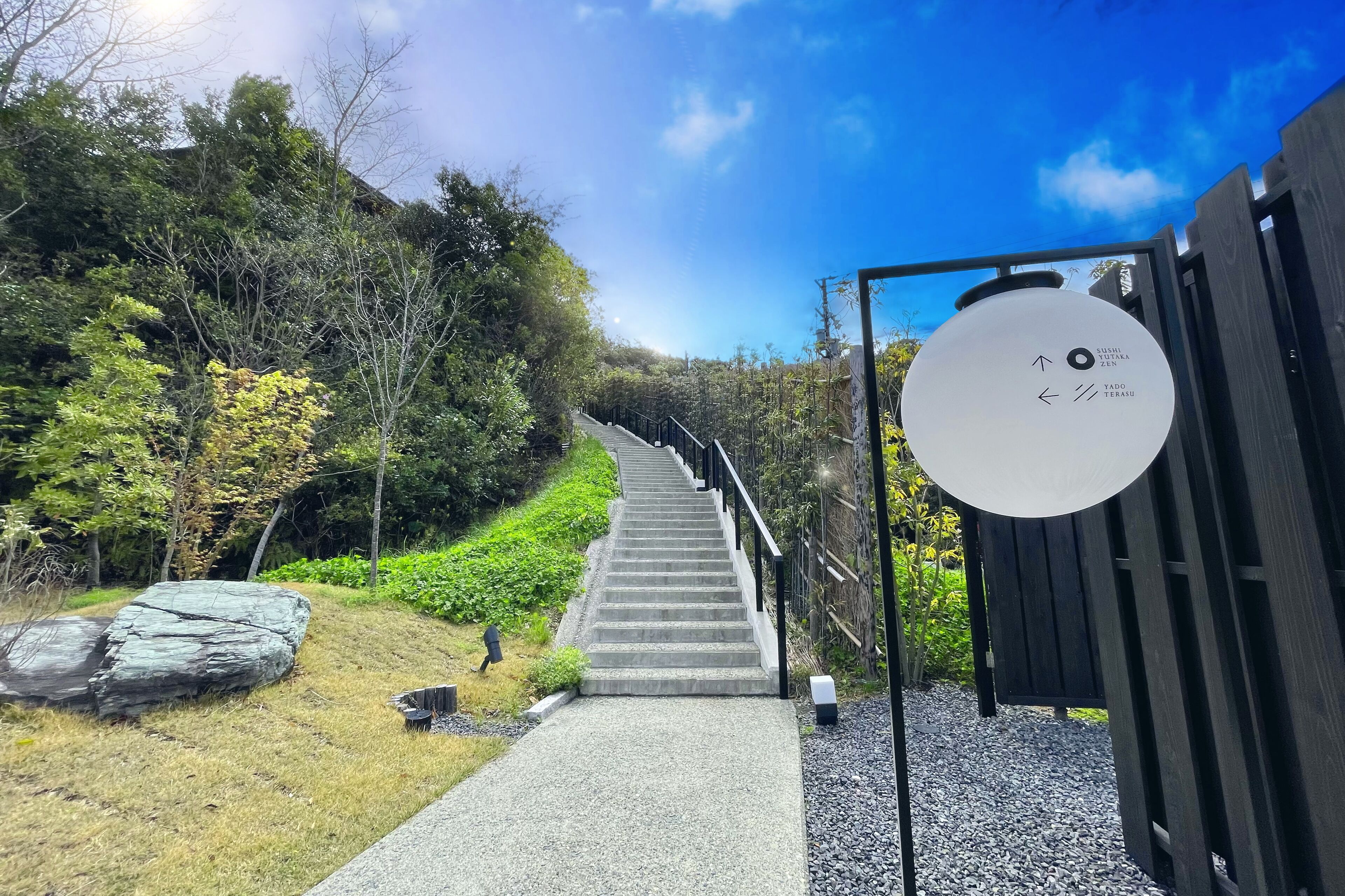 Un escalier menant vers le haut, avec une pancarte indiquant : « SILVER VULTURE ZEN YADO TERASU ».