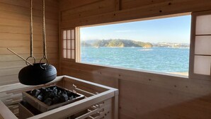 A wooden cabin with a view of a lake and mountains. - MOKU ISESHIMA (Shima)