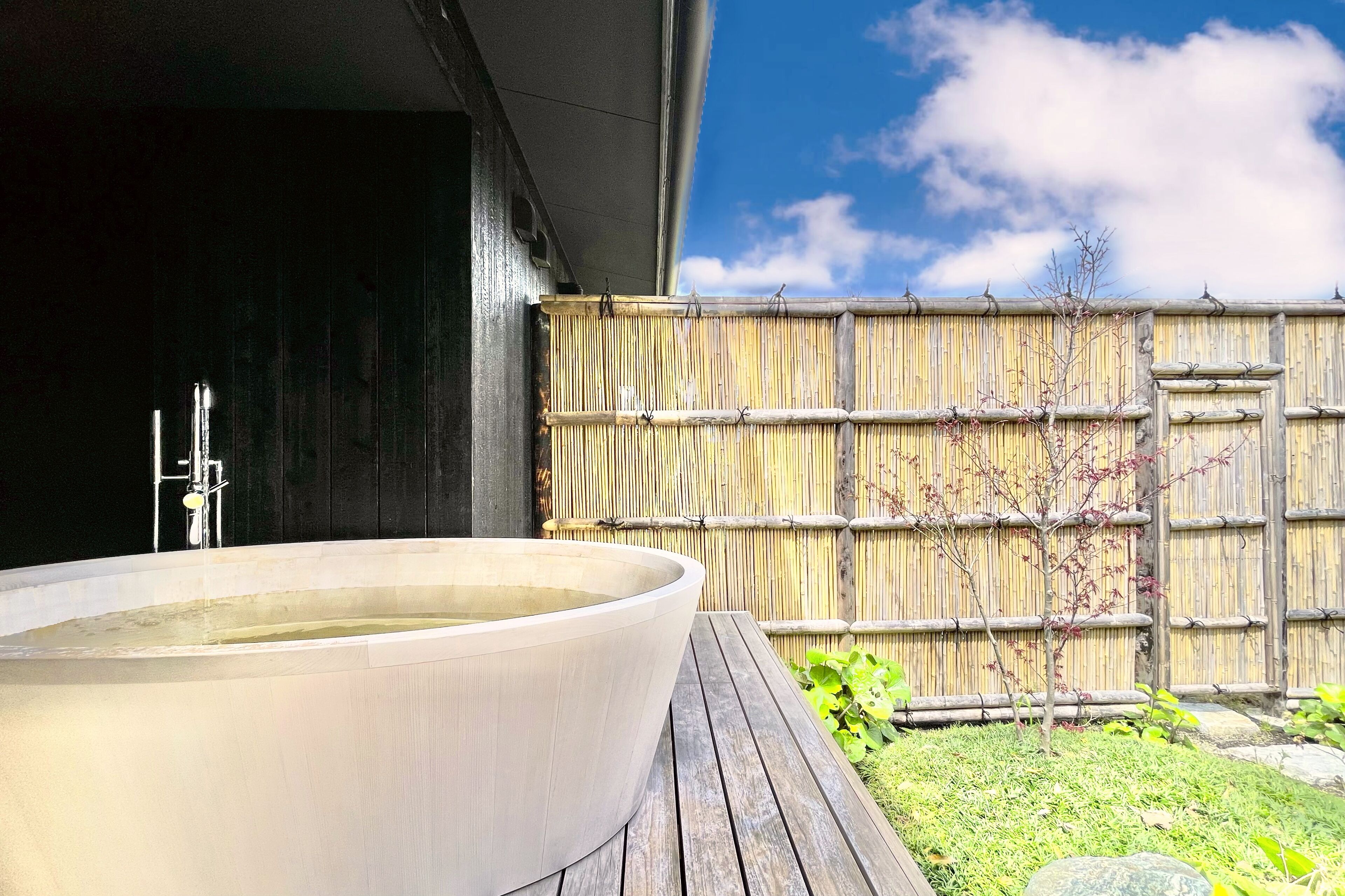 独立的浴缸和淋浴、大花洒淋浴喷头、免费洗浴用品、吹风机