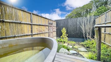 Separate bathtub and shower, rainfall showerhead, free toiletries