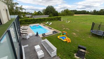 Een buitenzwembad en een verwarmd zwembad