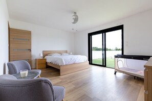 6 slaapkamers, een bureau, een strijkplank/strijkijzer, reisbedje