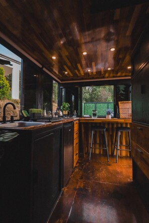 Private kitchen - Cozy Mountain-View Container Retreat K NAJ (Hgo.)