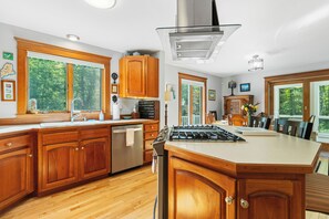 冷蔵庫、電子レンジ、オーブン、コンロ