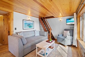 Smart TV - Settlers Cottage, cute Maine home with water views (Cushing)