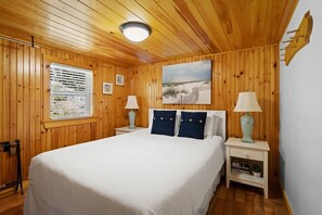 1 bedroom, free WiFi, bed sheets - Settlers Cottage, cute Maine home with water views (Cushing)