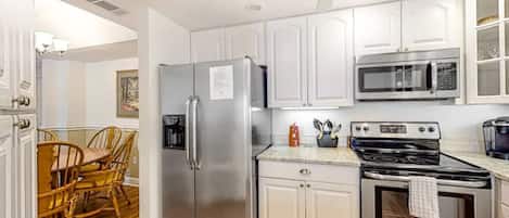 Kjøleskap, kaffetrakter/tekoker og kjøkkenutstyr