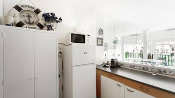 Réfrigérateur, micro-ondes, four, lave-vaisselle