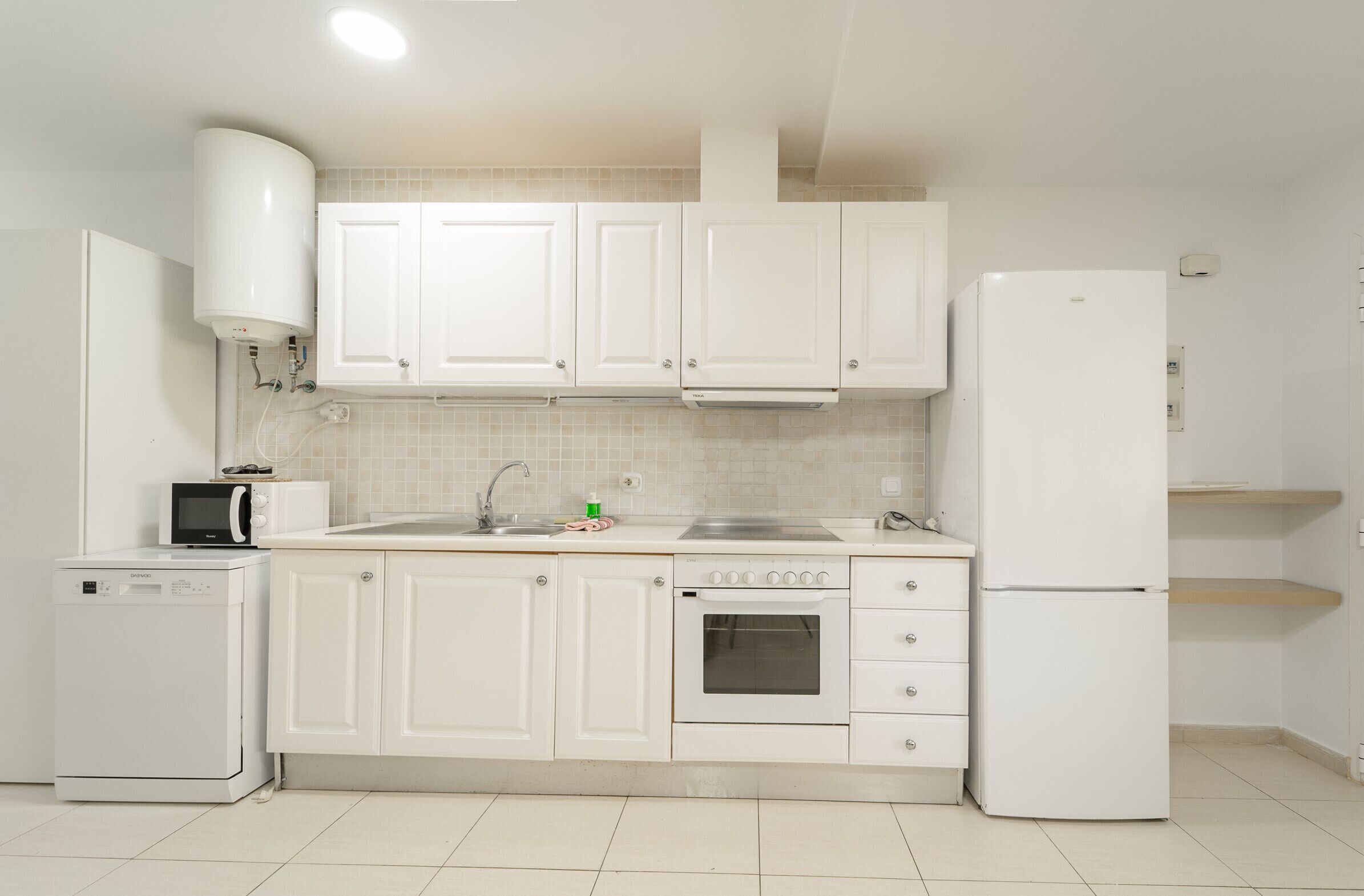 Kühlschrank, Mikrowelle, Ofen, Wasserkocher mit Kaffee-/Teezubehör