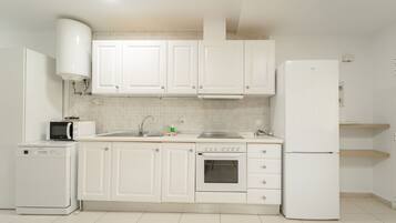 Kühlschrank, Mikrowelle, Ofen, Wasserkocher mit Kaffee-/Teezubehör