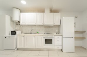 Fridge, microwave, oven, coffee/tea maker